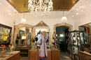 Carrément Belle Nîmes est une boutique d’accessoires de mode avec bijoux, sacs et parfums en centre-ville en zone piétonne (® networld-fabrice chort)