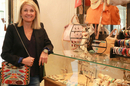 Carrément Belle Nîmes est une boutique d’accessoires de mode avec bijoux, sacs et parfums en centre-ville en zone piétonne (® networld-fabrice chort)