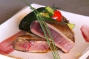 Le Dauphin Grau du Roi propose des poissons frais comme le thon rouge de Méditerranée mi-cuit (® networld-fabrice Chort)