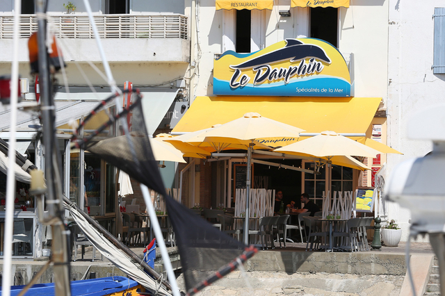 Le restaurant le Dauphin Grau du Roi Restaurant de poissons et spécialités de la mer à base de produits frais avec une belle terrasse sur les quais.(® SAAM-fabrice Chort)